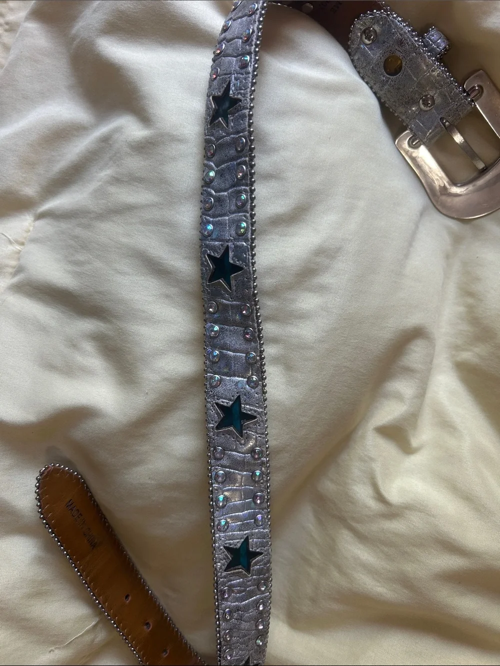 Silver Embossed Western-Style Belt with Decorative Buckle